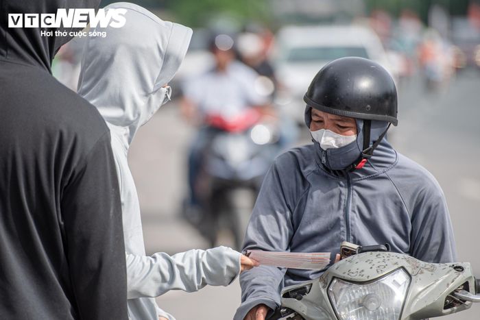 Không chỉ những người lần đầu tìm vé gặp khó khăn, các CĐV thường xuyên theo chân đội tuyển cũng cảm nhận rõ sức nóng của trận đấu năm nay. “Trận này nhu cầu còn lớn hơn vì Việt Nam gặp Thái Lan và lại đá trận lượt về trên sân nhà. Vé vì thế rất khó tìm, còn giá thì bị đẩy lên khá cao”, anh Tuấn, ở Phú Xuyên, Hà Nội chia sẻ.