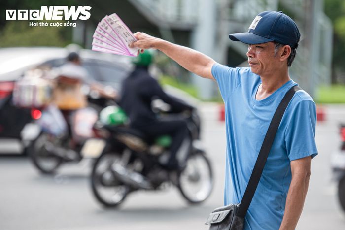 Theo thông báo của Liên đoàn Bóng đá Việt Nam, vé trận chung kết lượt về có 4 mức giá gồm 500.000 đồng, 800.000 đồng, 1,2 triệu đồng và 1,5 triệu đồng/vé. Vé được mở bán trực tuyến từ ngày 20/8 và nhanh chóng hết.