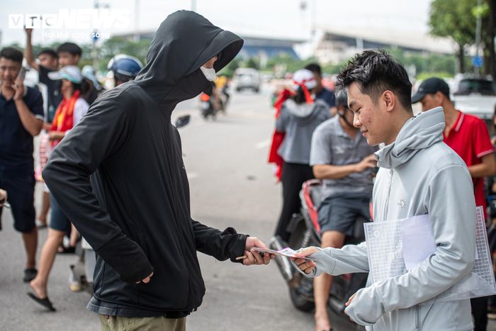Anh Huy Tưởng (ở Hải Phòng) cho biết anh dự định chi khoảng 1 triệu đồng cho mỗi vé để được trực tiếp theo dõi trận chung kết tại Mỹ Đình. Tuy nhiên, sau khi tìm hiểu giá sang nhượng, anh không khỏi cân nhắc. “Giá vé bị đẩy lên khá cao nên nếu mua một cặp ở vị trí tốt thì số tiền phải bỏ ra vượt xa dự tính. Tôi vẫn muốn ra Mỹ Đình tìm thêm, nếu không mua được thì có lẽ sẽ cùng bạn bè ra quán ăn hoặc quán cà phê xem trận”, anh Tưởng nói.