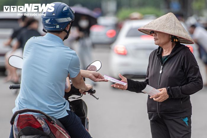 Khi nguồn vé chính thức khan hiếm, giá trên thị trường bên ngoài bị đẩy lên cao. Ghi nhận trong chiều ngày 26/8, một số phe vé rao bán vé với mức gấp 3-5 lần giá niêm yết. Có cặp vé vị trí đẹp được hét tới hơn 10 triệu đồng, thậm chí có nơi rao 12 triệu đồng/cặp.