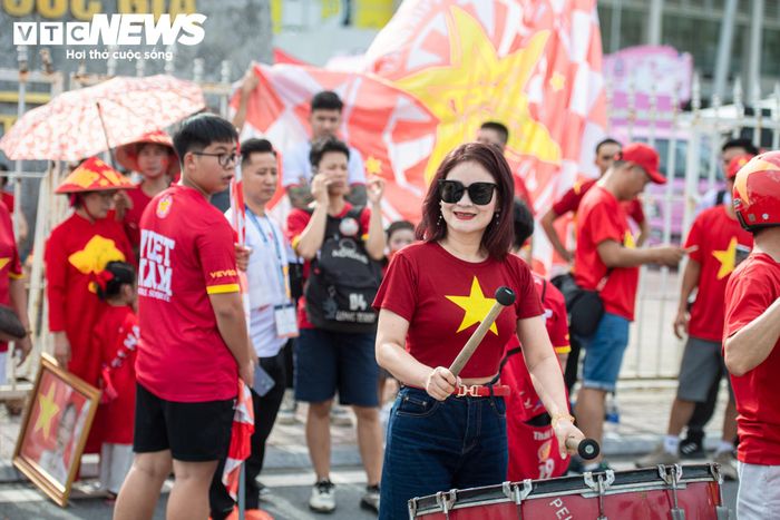 Nhiều CĐV mang theo cờ, băng rôn, cúp mô hình,... và liên tục hô vang “Việt Nam vô địch”.