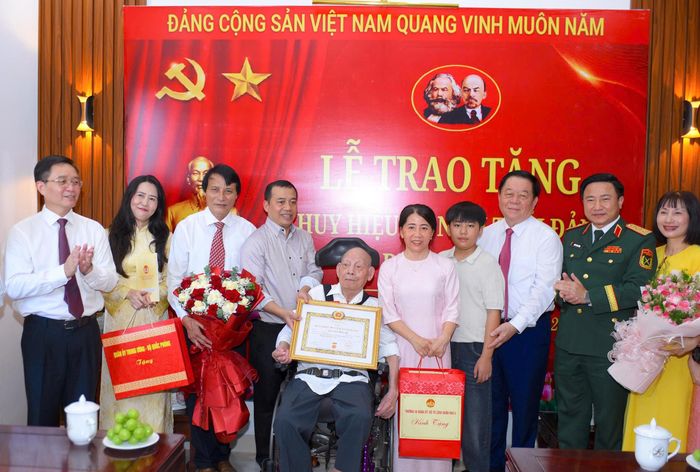 Đại tướng Nguyễn Trọng Nghĩa trao huy hiệu 80 năm tuổi Đảng tặng đảng viên lão thành ở TP Huế. (Ảnh: Đức Quang)