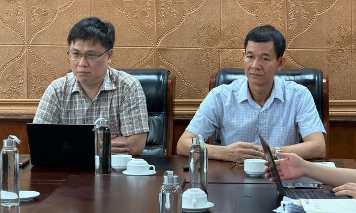 GS.TS Hoàng Đình Phi, Hiệu trưởng HSB (phải) và ông Nguyễn Anh Tuấn, Trưởng Phòng Đào tạo Đại học Quốc gia Hà Nội tại buổi làm việc.