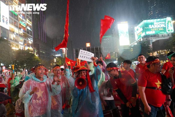 Anh Trần Văn Hoàng (ngụ phường Sài Gòn) cho biết: “Tôi và nhóm bạn đã có mặt tại phố đi bộ Nguyễn Huệ từ 15h để cổ vũ cho đội tuyển Việt Nam. Dù chiều nay có nhiều lần mưa bất chợt nhưng vẫn không hề ảnh hưởng đến tinh thần yêu bóng đá và ủng hộ đội tuyển nước nhà. Chắc chắn tuyển Việt Nam sẽ nâng cup vô địch”.