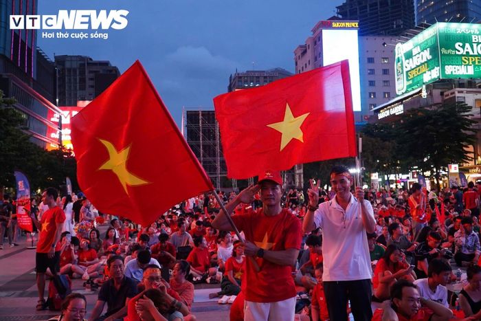 Nhiều cổ động viên có mặt từ chiều, tập trung thành từng nhóm để cổ vũ từ xa cho đội tuyển Việt Nam trước trận đấu quyết định.