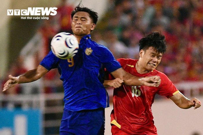 Bước vào trận đấu với lợi thế thắng 2-0 ở lượt đi, tuyển Việt Nam lại gặp nhiều khó khăn trước sức ép của đối thủ. Phút 12, Nguyễn Thành Chung phá bóng không tốt, tạo cơ hội để Yotsakorn Burapha dứt điểm trong vòng cấm, đánh bại thủ môn Patrik Lê Giang và mở tỷ số cho Thái Lan. (Ảnh: Viên Minh)