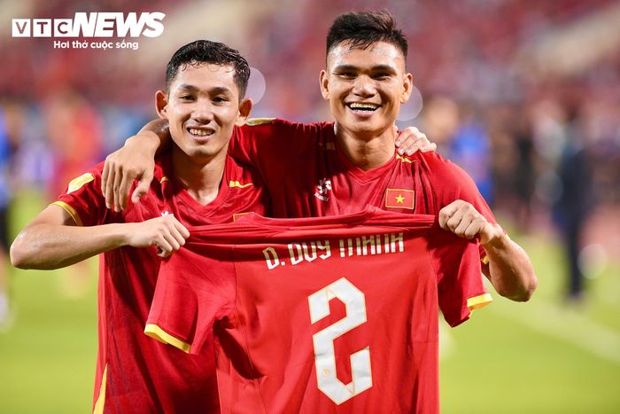 Trận hòa 2-2 tại Mỹ Đình giúp Việt Nam thắng Thái Lan với tổng tỷ số 4-2 sau hai lượt chung kết. Thầy trò HLV Kim Sang Sik chính thức bảo vệ thành công chức vô địch ASEAN Cup. (Ảnh: Viên Minh)