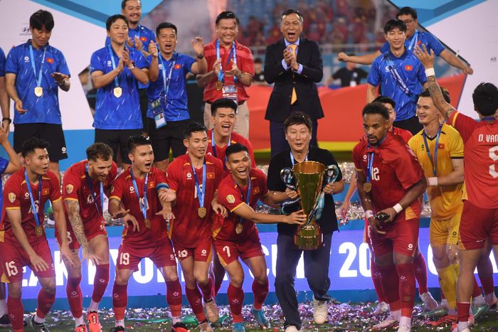 Hình ảnh các cầu thủ Việt Nam nâng cao chiếc cúp ngay trước sự chứng kiến của người đứng đầu FIFA trở thành một trong những khoảnh khắc nổi bật của giải đấu. Đây cũng là dấu mốc khép lại hành trình bảo vệ ngôi vương của thầy trò HLV Kim Sang-sik.