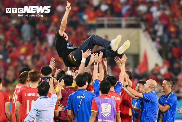 Các học trò tung huấn luyện viên Kim Sang-sik lên cao. Nhà cầm quân người Hàn Quốc trở thành huấn luyện viên đầu tiên giúp đội tuyển Việt Nam vô địch ASEAN Cup 2 lần. Trước thời ông Kim, đội tuyển Việt Nam cũng chưa từng bảo vệ thành công ngôi vương Đông Nam Á.