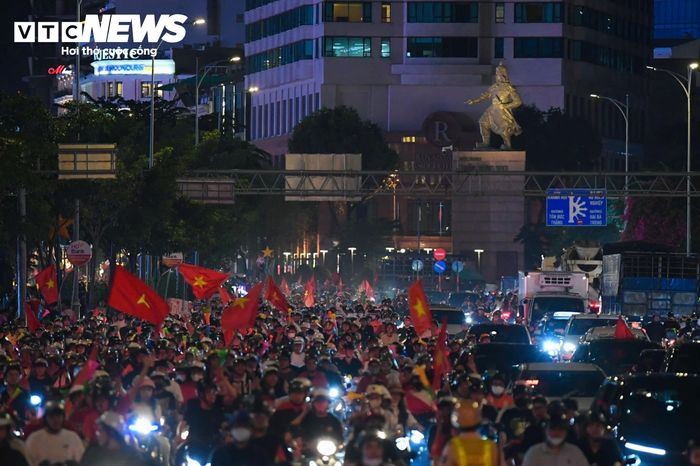 Theo ghi nhận, không khí ăn mừng diễn ra náo nhiệt trên nhiều tuyến phố trung tâm. Tiếng hò reo, những âm thanh rộn rã cùng nụ cười rạng rỡ của người hâm mộ khiến phố phường như không ngủ.