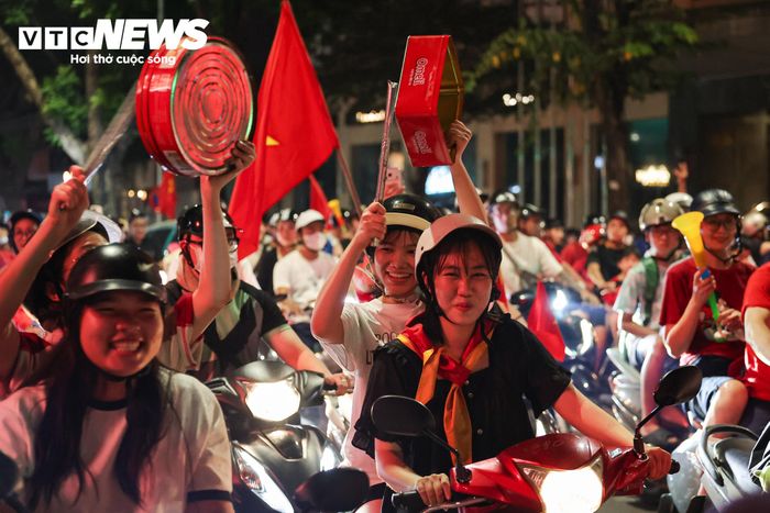 “Việt Nam vô địch! Việt Nam vô địch!” - tiếng hô vang vọng khắp các tuyến phố, nối dài từ khu vực trung tâm ra những con đường lân cận.