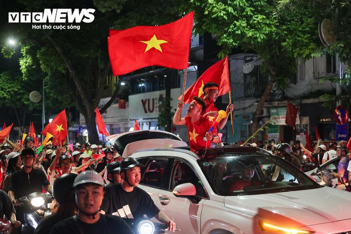 Các tuyến phố quanh hồ Gươm như Phố Huế, Hàng Bài, Ngô Quyền, Hai Bà Trưng... nhanh chóng trở nên náo nhiệt. Cờ đỏ sao vàng tung bay, tiếng hò reo và tiếng còi xe vang lên không ngớt, tạo nên một đêm Hà Nội rực rỡ trong niềm vui chiến thắng.
