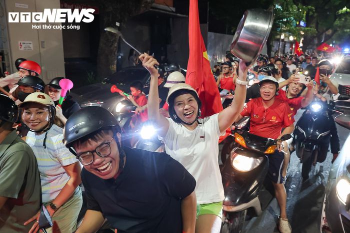 Hòa trong dòng người đông đúc, nhiều màn ăn mừng độc đáo, đầy màu sắc liên tục xuất hiện, khiến bầu không khí càng trở nên sôi động và cảm xúc.