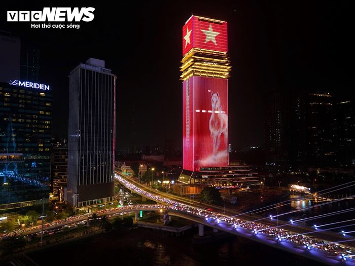 Dòng người, dòng xe cùng sắc đỏ của cờ Tổ quốc tạo nên bức tranh TP.HCM rực rỡ, náo nhiệt, tràn ngập niềm tự hào sau chiến thắng của đội tuyển Việt Nam.