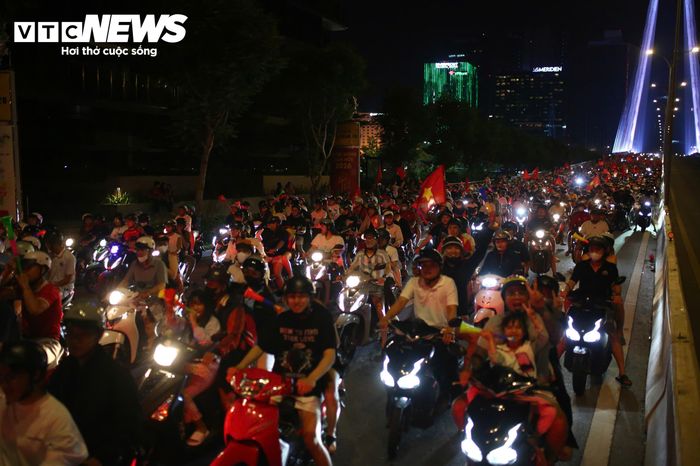 Đến sau 23h40, không khí ăn mừng vẫn chưa có dấu hiệu hạ nhiệt. Nhiều tuyến đường chật kín người dân hòa vào dòng người xuống phố.