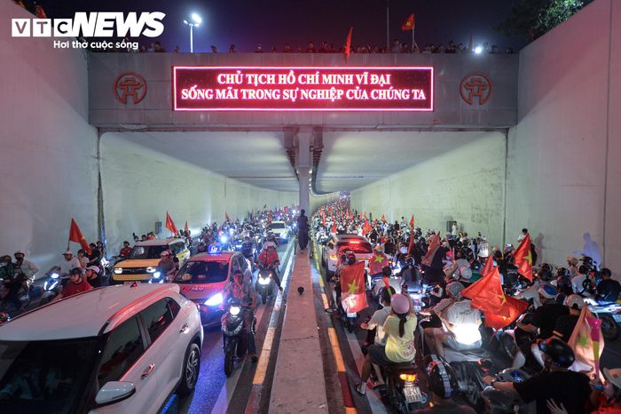 Chỉ ít phút sau trận đấu, từng dòng xe nối đuôi nhau hướng về khu vực hầm Kim Liên. Không khí rộn rã, tưng bừng khắp các nẻo đường với tiếng còi vuvuzela, tiếng trống, kèn và âm thanh gõ xoong nồi vang dội tạo nên bản hòa ca chiến thắng đặc trưng của người hâm mộ bóng đá nước nhà.