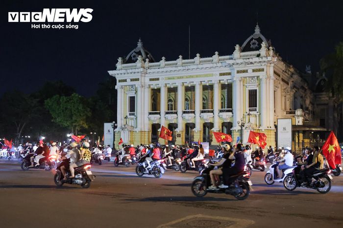 Tại khu vực Nhà Hát Lớn, dòng người từ nhiều hướng đổ về ngày một đông, cùng hòa chung không khí ăn mừng chiến thắng của đội tuyển Việt Nam.