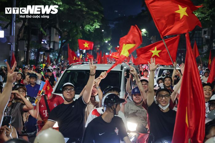 Những cái bắt tay, đập tay chia vui đầy hào hứng giữa những người xa lạ trên đường phố. Tình yêu với trái bóng tròn và đội tuyển Việt Nam đã kéo mọi khoảng cách xích lại gần nhau.