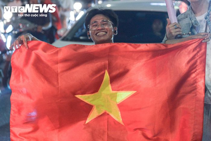 Nụ cười rạng rỡ cùng ánh mắt đầy tự hào của các cổ động viên đánh dấu một đêm không ngủ của bóng đá Việt Nam, mở ra niềm tin lớn lao trên chặng đường chinh phục những đỉnh cao mới.