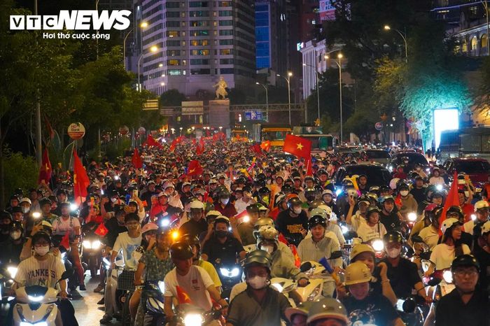 Ngay sau tiếng còi mãn cuộc, nhiều tuyến đường trung tâm TP.HCM nhanh chóng trở nên sôi động khi hàng nghìn người dân đổ ra đường ăn mừng chiến thắng của đội tuyển Việt Nam trước Thái Lan trong đêm chung kết 26/8.