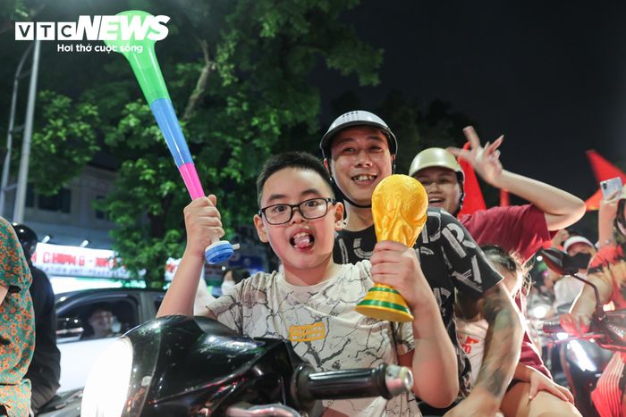 Nhiều em nhỏ được bố mẹ trang bị băng rôn, cờ đỏ sao vàng cùng xuống phố trải nghiệm không khí lễ hội, lưu giữ những kỷ niệm đáng nhớ về tình yêu bóng đá và lòng tự hào dân tộc.