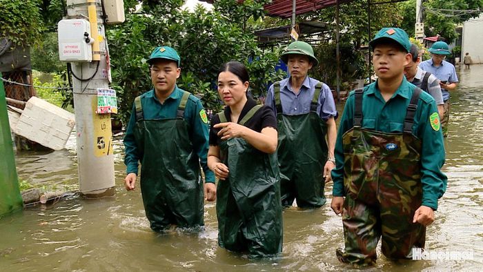 Chủ tịch UBND phường Sơn Tây Nguyễn Thị Thu Hương trực tiếp kiểm tra khu vực ngập, chỉ đạo công tác hỗ trợ, di dời người dân. Ảnh: Lại Tấn