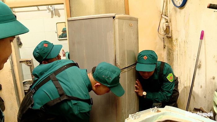 Lực lượng chức năng thường xuyên có mặt, hỗ trợ kê kích tài sản. Ảnh: Lại Tấn