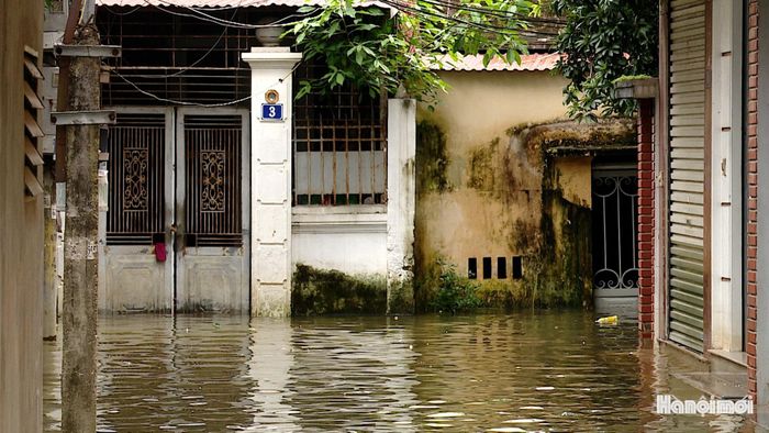 Tại ngõ 3 phố Ngô Quyền, nước ngập khoảng 50-60cm. Với những hộ dân nằm sát sông Tích, mức nước có nơi lên tới 1,5-1,8m. Ảnh: Lại Tấn