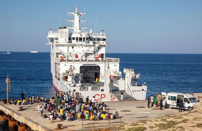 Người di cư tập trung tại cầu cảng trên đảo Lampedusa (Italia). Ảnh Bộ Nội vụ Italia