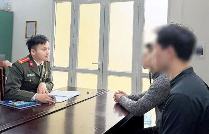 Cán bộ Công an thành phố Hà Nội làm việc với 2 trường hợp đăng tải thông tin sai sự thật trên mạng xã hội. Ảnh Công an thành phố Hà Nội