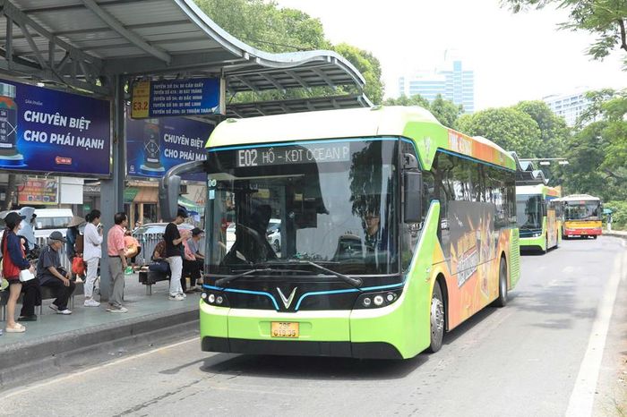 Hành khách sử dụng dịch vụ xe buýt tại Trạm trung chuyển Long Biên (phường Ba Đình). Ảnh: Đỗ Tâm