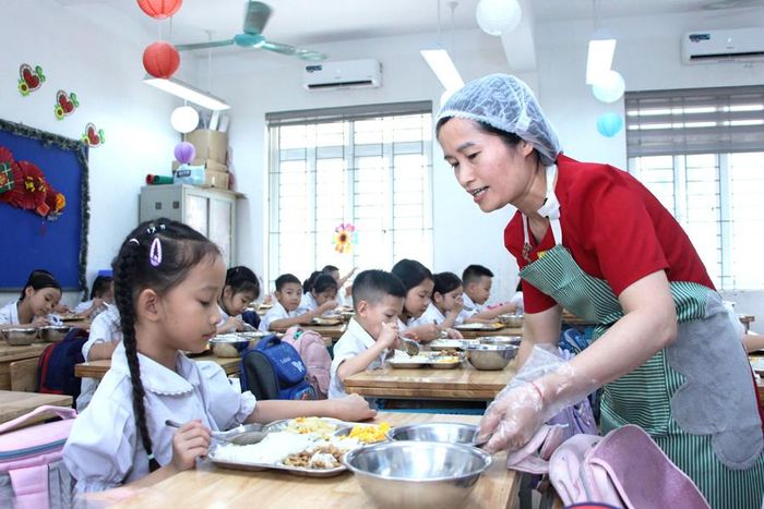 Chuẩn bị bữa ăn trưa cho học sinh Trường Tiểu học Cao Bá Quát (xã Thuận An). Ảnh: Tiến Thành