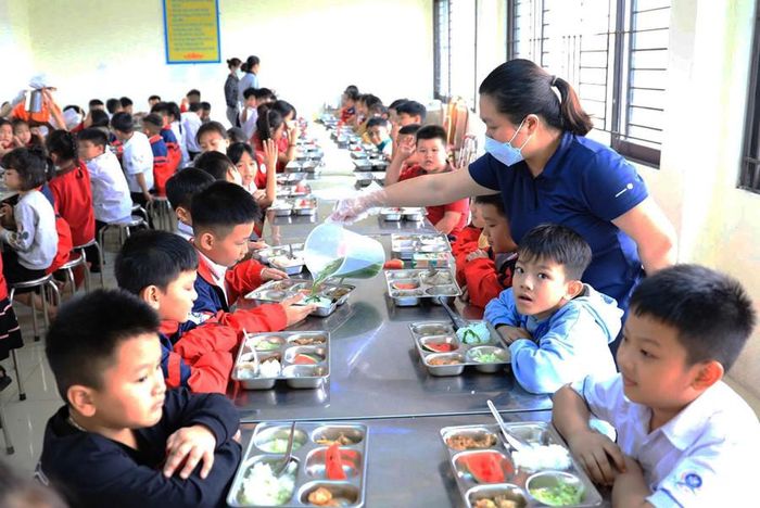 Một bữa ăn bán trú của học sinh Trường Tiểu học Đại Thịnh (xã Quang Minh). Ảnh: Phạm Hùng