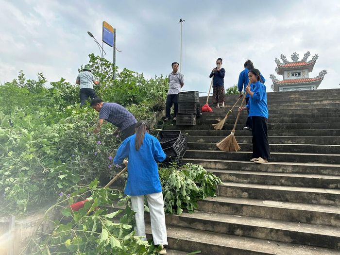 Người dân thôn Bồng Lai tích cực vệ sinh, chỉnh trang tuyến đê. Ảnh: Đỗ Duẩn