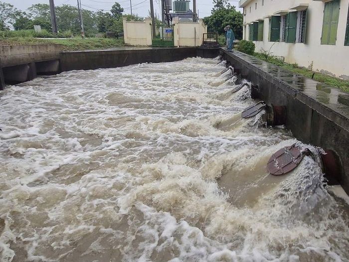Trạm bơm Nam Liên ở xã Phú Xuyên đã khai thác, vận hành 7/10 tổ máy với công suất tiêu úng mỗi máy là 2.500m3/h. Ảnh: PV
