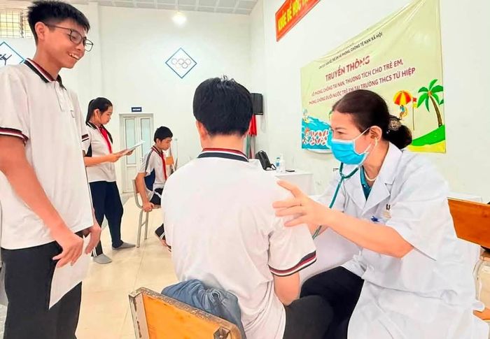 Khám sức khỏe cho học sinh tại Trường THCS Tứ Hiệp. Ảnh: SYT