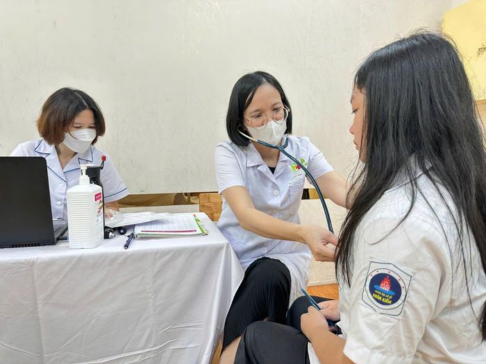 Học sinh Trường THCS Hoàn Kiếm khám sức khỏe đầu năm học. Ảnh: SYT