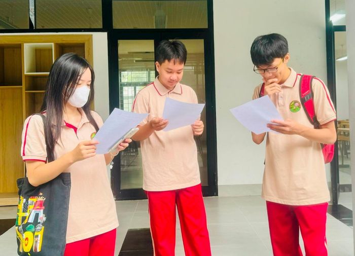 Niềm vui của các học sinh khi được khám sức khỏe miễn phí trước thềm năm học mới ngay tại ngôi trường thân yêu. Ảnh: Mai Hoa