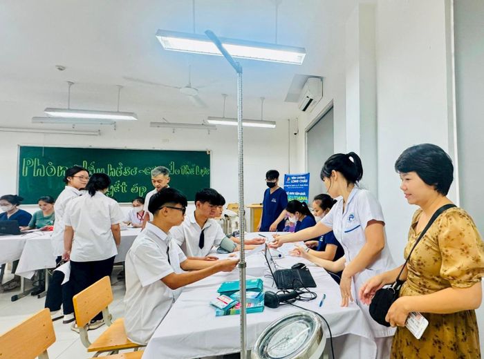 Cán bộ Trạm Y tế phường Phú Thượng Nguyễn Thị Thanh Hoa (ngoài cùng bên phải) sâu sát từng khâu trong quy trình triển khai. Ảnh: Mai Hoa