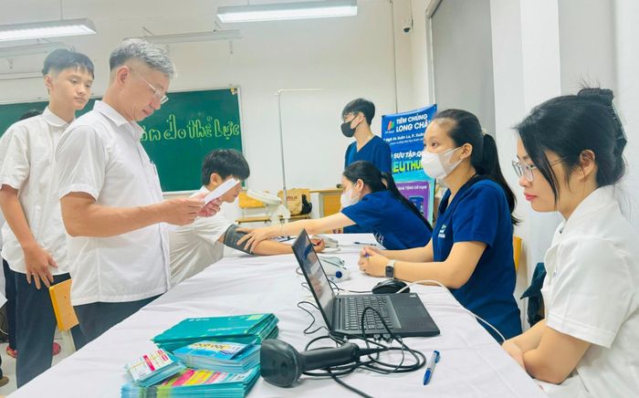 Giám đốc Trạm Y tế phường Phú Thượng Lê Quang Trung thị sát, kiểm tra và chỉ đạo sát sao từng khâu chuyên môn. Ảnh: Mai Hoa