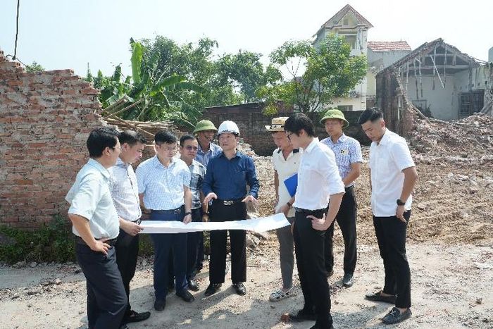Lãnh đạo xã Thuận An kiểm tra công tác giải phóng mặt bằng tại thôn Lệ Chi. Ảnh: Vân Thư