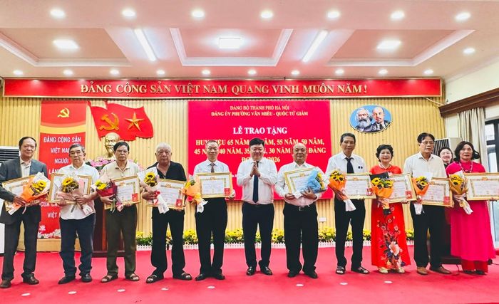 Trong đợt trao Huy hiệu Đảng dịp này, toàn Đảng bộ phường Văn Miếu - Quốc Tử Giám có 245 đảng viên được đón nhận Huy hiệu từ 30 năm đến 65 năm tuổi Đảng. Ảnh: Quyên An
