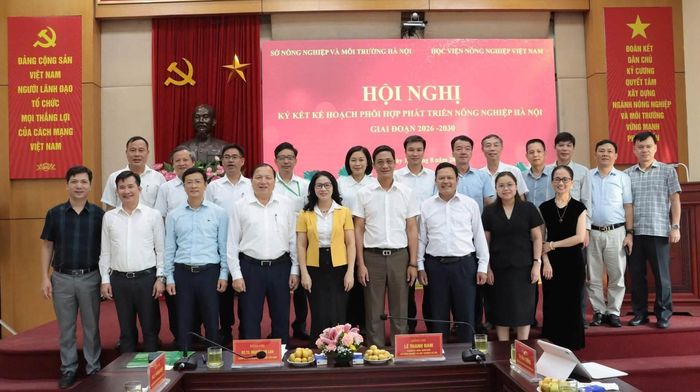 Học viện Nông nghiệp Việt Nam và Sở Nông nghiệp và Môi trường Hà Nội đã ký kết kế hoạch phối hợp phát triển nông nghiệp Thủ đô giai đoạn 2026-2030. Ảnh: PV