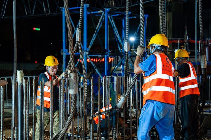 Công nhân thi công tuyến đường sắt đô thị số 5 Văn Cao - Hòa Lạc. Ảnh: MRB