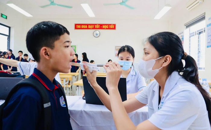 UBND xã Quang Minh đặt mục tiêu 100% trẻ em, học sinh thuộc diện được khám hoàn thành khám sức khỏe; đồng thời lập hồ sơ sức khỏe điện tử, tích hợp thông tin khám sức khỏe vào Học bạ điện tử, từng bước quản lý sức khỏe theo vòng đời từ năm 2026. Ảnh: PV