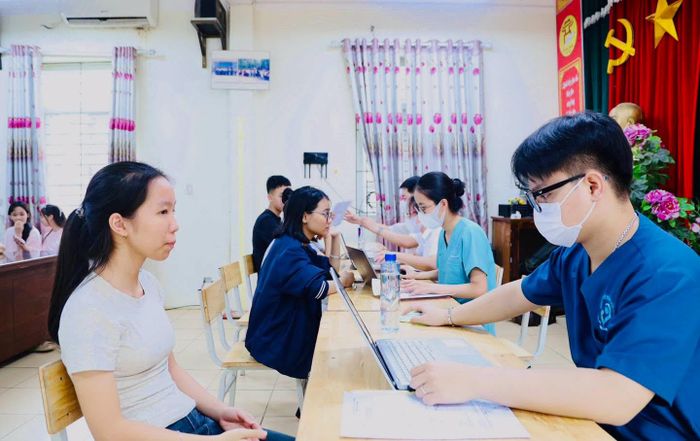 Còn việc tổ chức khám sức khỏe tại các trường học được thực hiện theo quy trình một chiều, gồm tiếp đón, kiểm tra danh sách, thông tin, đánh giá tình trạng dinh dưỡng và phát triển, đo dấu hiệu sinh tồn, khám lâm sàng, kết luận và tư vấn sức khỏe. Ảnh: PV
