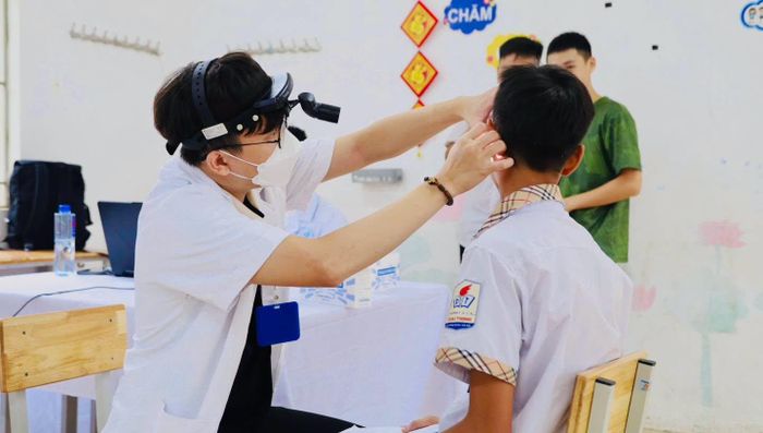 Đối với học sinh từ 6 tuổi đến dưới 18 tuổi, nội dung khám gồm khai thác tiền sử gia đình, tiền sử bản thân, tình trạng tiêm chủng, bệnh tật và các bệnh đang điều trị; khám thể lực và các chuyên khoa nhi, mắt, tai mũi họng, răng hàm mặt cùng các nội dung lâm sàng cần thiết. Trường hợp có chỉ định khám cận lâm sàng sẽ được hướng dẫn chuyển tuyến theo bảo hiểm y tế. Ảnh: PV