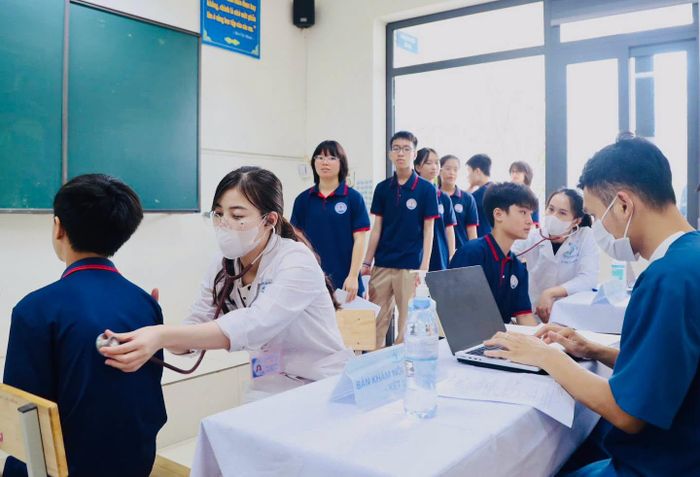 Thông qua kết quả khám, cán bộ y tế theo dõi, đánh giá sự phát triển của trẻ theo từng độ tuổi, đồng thời tư vấn cho phụ huynh và giáo viên, người chăm sóc về chế độ dinh dưỡng, vệ sinh cá nhân, phòng, chống bệnh tật và chăm sóc sức khỏe phù hợp cho trẻ. Trường hợp phát hiện bệnh lý hoặc cần khám cận lâm sàng sẽ được hướng dẫn chuyển tuyến phù hợp. Cách tổ chức này nhằm bảo đảm khoa học, thuận tiện, hạn chế ùn ứ và nâng cao hiệu quả của từng đợt khám. Ảnh: PV