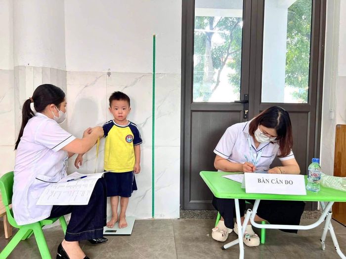 Đối với trẻ em dưới 6 tuổi, nội dung khám tập trung vào các dấu hiệu sinh tồn, tình trạng dinh dưỡng, sự phát triển tinh thần, vận động và tình trạng tiêm chủng; thăm khám toàn thân và các chuyên khoa như da, đầu - cổ, mắt, tai mũi họng, răng miệng, hô hấp, tim mạch, bụng, cơ quan sinh dục, cơ xương khớp, thần kinh; đồng thời phát hiện nguy cơ tự kỷ. Ảnh: PV