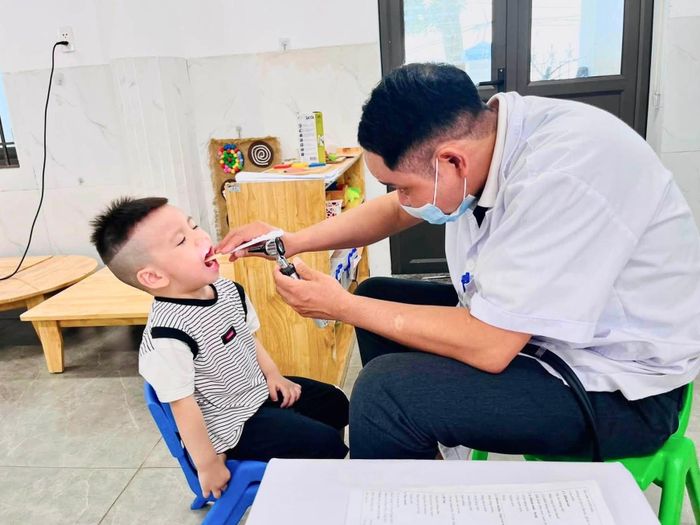Trong đợt khám sức khỏe này được đẩy mạnh số hóa dữ liệu sức khỏe, tăng hiệu quả nhờ sự phối hợp theo dõi. Các cơ sở giáo dục có trách nhiệm rà soát, lập danh sách trẻ em, học sinh theo từng cơ sở, nhóm tuổi, có số định danh điện tử cá nhân hoặc VNeID; đồng thời khai thác tiền sử khám trong năm để tránh bỏ sót hoặc trùng lặp đối tượng. Ảnh: PV